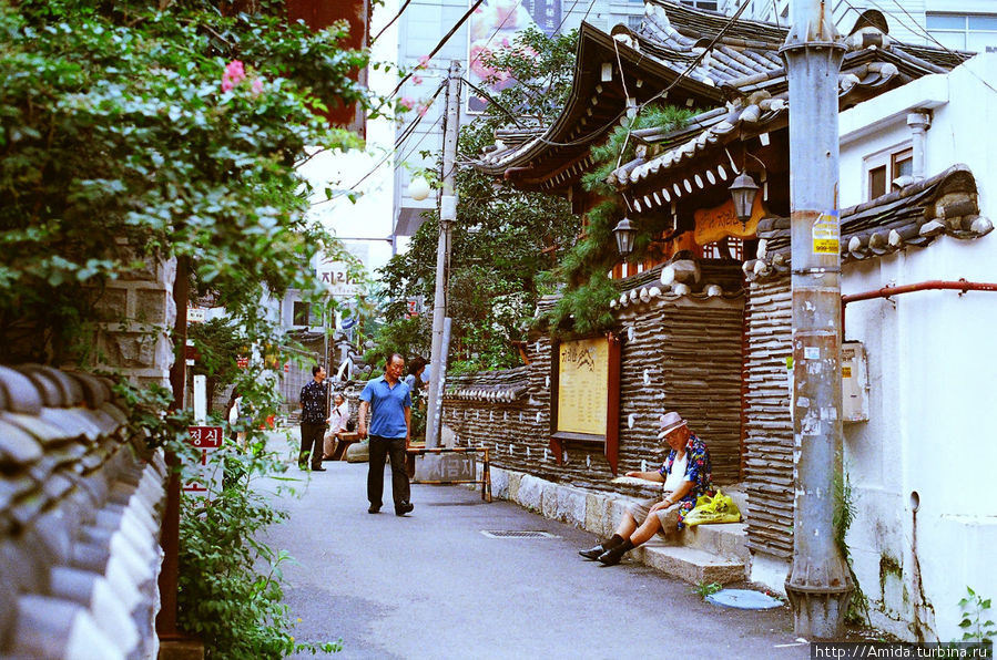 Еле сохранившийся район для туристов. Остались там старые постройки, но они все в основном бары и рестораны или шикарные магазины с сувенирами Сеул, Республика Корея