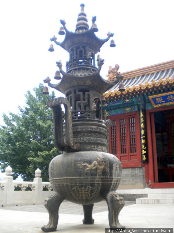 Самовар у входа в храм Пекин, Китай