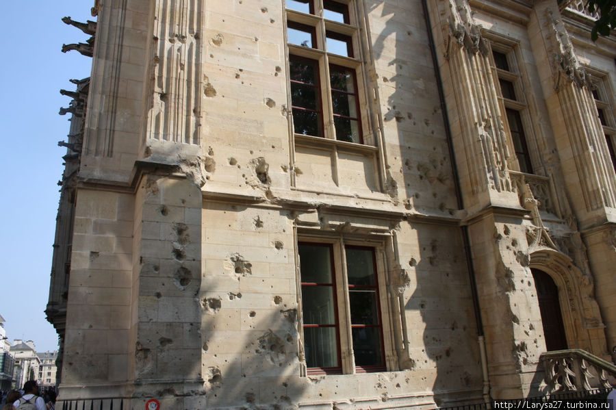 Следы от снарядов на западном фасаде здания Руан, Франция