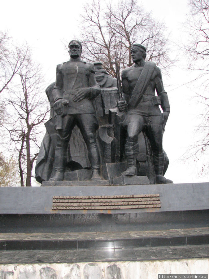 Памятник героям гражданской войны вид с улицы Пермь, Россия