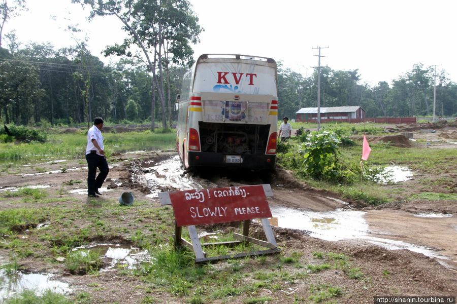 Едва въехали в Лаос, как автобус за трял в грязи Камбоджа