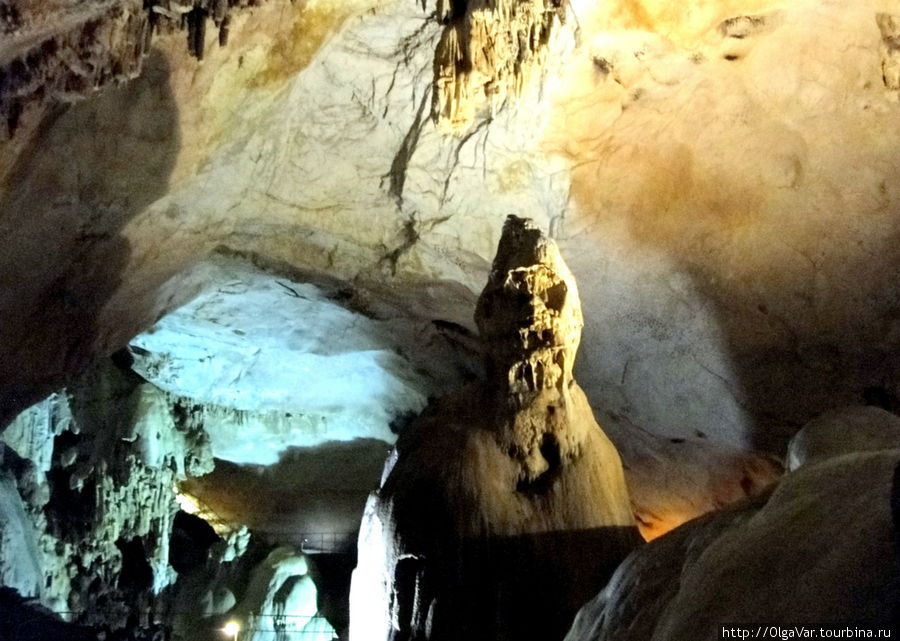 Белый спелеолог охраняет вечный покой пещеры Алушта, Россия