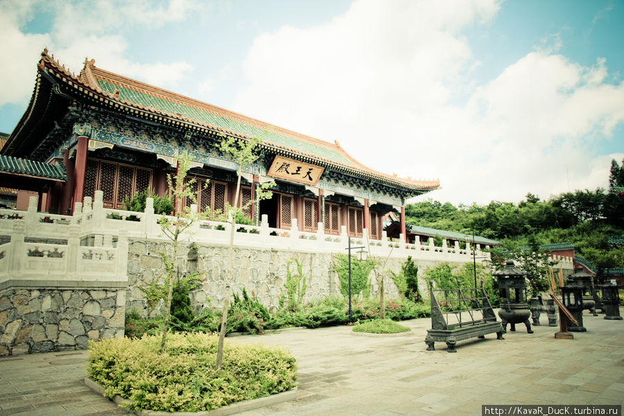 Место очень напоминало площадь перед храмом из м/ф Кунг-фу Панда Провинция Хунань, Китай