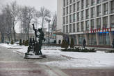 Памятник у гостиницы Минск