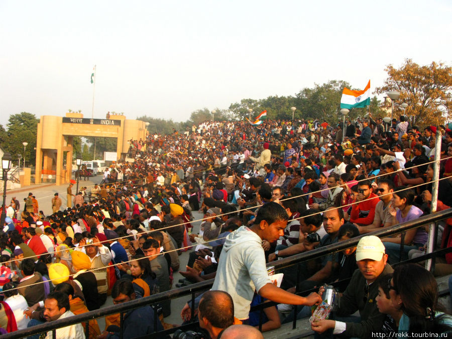 На трибунах публики — как во время финального крикетного матча команд стран Содружества Амритсар, Индия