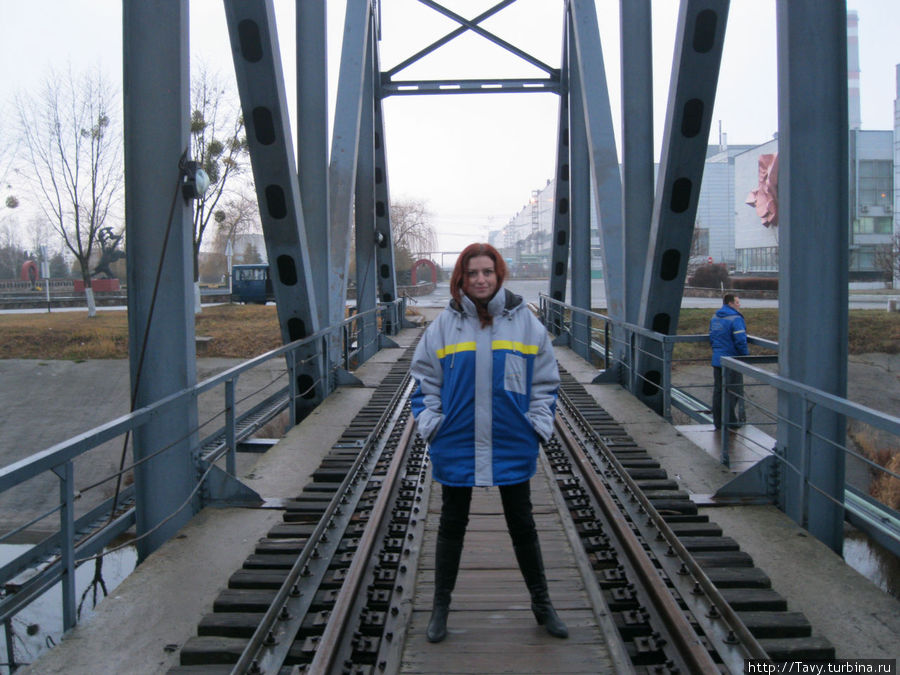 Вот с этого моста, если повезёт, можно увидеть тех самых знаменитых сомов-гигантов Чернобыль, Украина