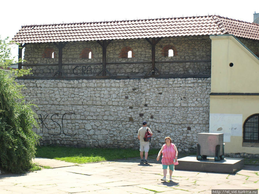 Кусок стены, которая до 19 века ограждала Казимеж Краков, Польша