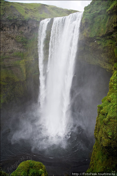 Водапад Скогафосс, входит в число самых больших водопадов Исландии. Его ширина 25 метров, а высота падения воды 60 метров. Южная Исландия, Исландия
