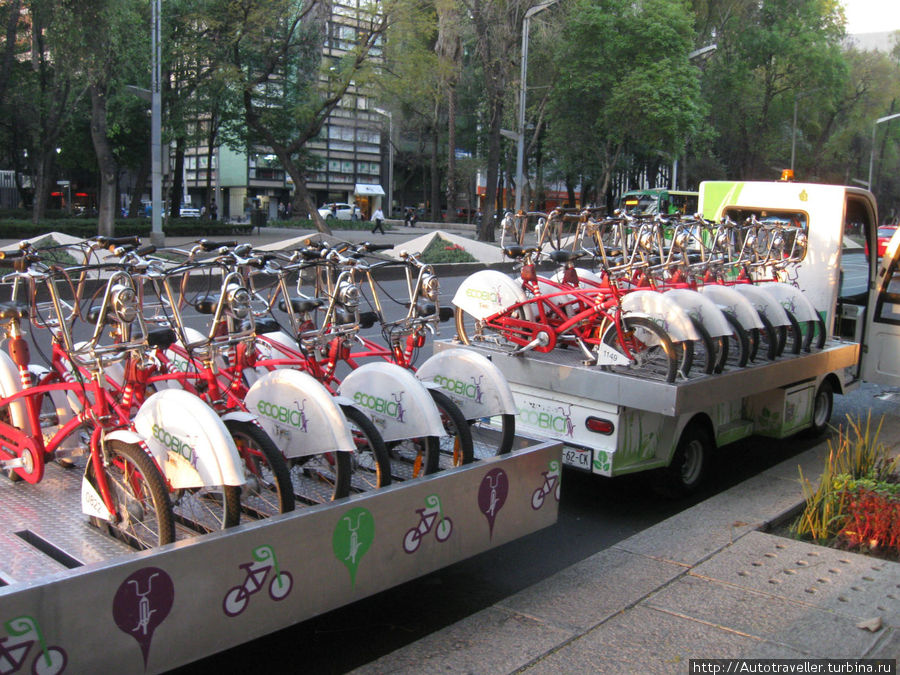 А это специальный транспорт, который развозит разбежавшиеся велосипеды по их конюшням, постоянным стоянкам. Мехико, Мексика