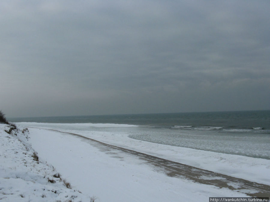 Выглядит, как ровная дорога, но желающих прогуляться по зимнему пляжу не так уж много Куршская Коса Национальный Парк, Россия
