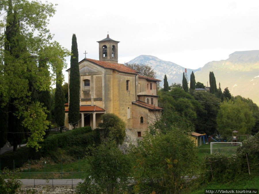 Церквушка находится напротив агритуризмы Тиньяле, Италия