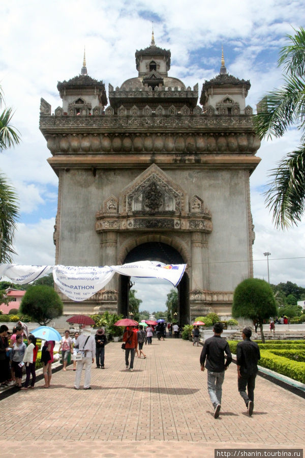 Арка демократии — строили при социализме Вьентьян, Лаос