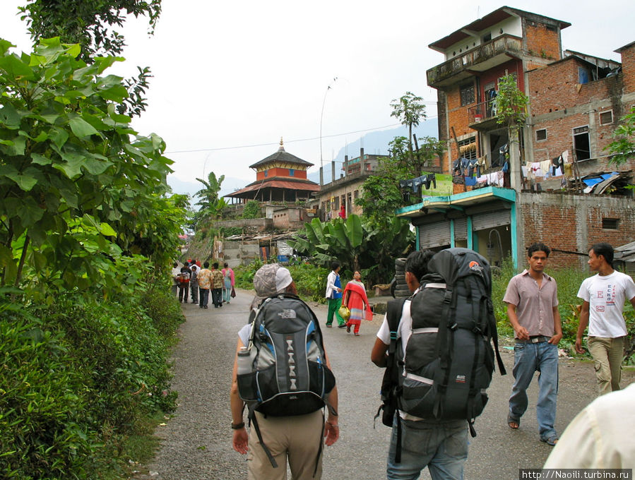 Беси Сахар большая деревня. От нее начинается наш трек. Дальше можно идти пешком или поймать местный автобус до Куди, который нам сэкономит часа 4 ходу. Бесисахар, Непал