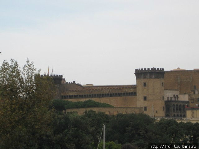 С набережной хорошо виден главный замок Неаполь, Италия