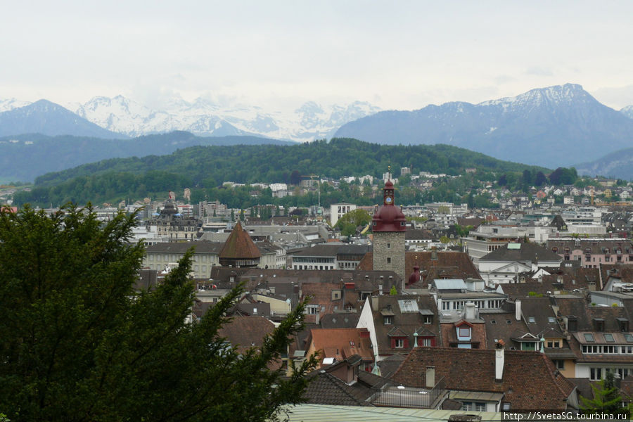 Вид на Люцерн с крепостной башни. Люцерн, Швейцария