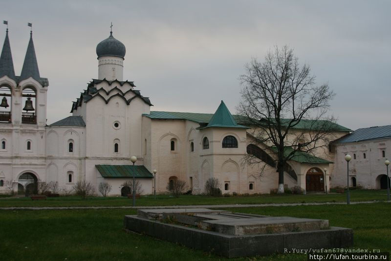 ТРАПЕЗНАЯ с теплой церковью Рождества, построенная в 1581 году (переименованная в 1870 году в церковь Покрова) Тихвин, Россия