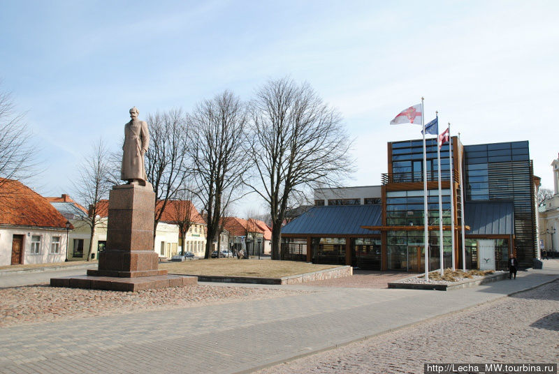 Ратушная площать с памятником Янису Фабрициусу и  Вентспилская библиотека Вентспилс, Латвия