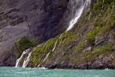 Местами залив становится совсем узким, а берега круто обрываются высокими скалами, с которых летят струи водопадов. Действительно похоже на фьорд. Поглазеть на водопад поближе тоже подвезут.