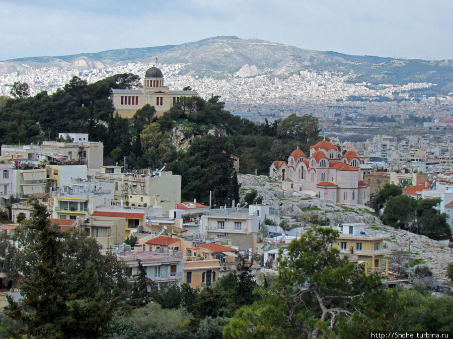 Кусок соседнего холма Филлопапос с абсерваторией Афины, Греция