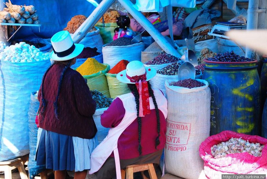 Опять шляпки и косички радуют глаз
Перу, рынок в Куско, февраль 2012 года Перу
