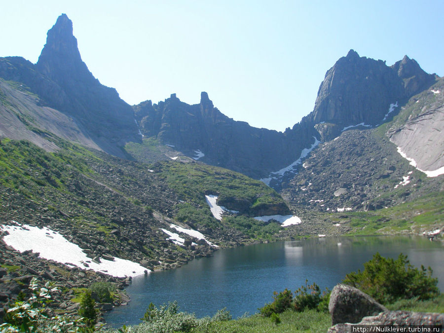 Озеро Горных Духов и горы, обрамляющие его.
Слева пик Звездный, самый высокий здесь, 2265 м.