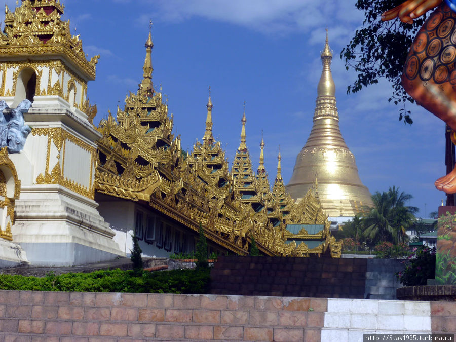 Янгон. Пагода Шведагон. Галерея-проход к пагоде, увенчанная пьятами. Янгон, Мьянма