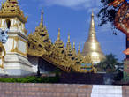 Янгон. Пагода Шведагон. Галерея-проход к пагоде, увенчанная пьятами.