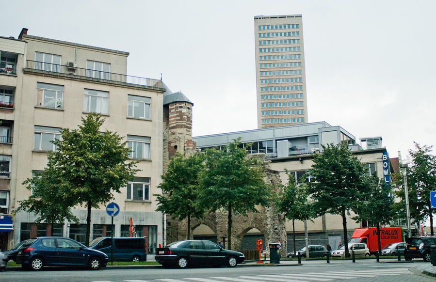 Башня на фото стоит на месте снесённого памятника — «Народного дома» Виктора Орта. Брюссель, Бельгия