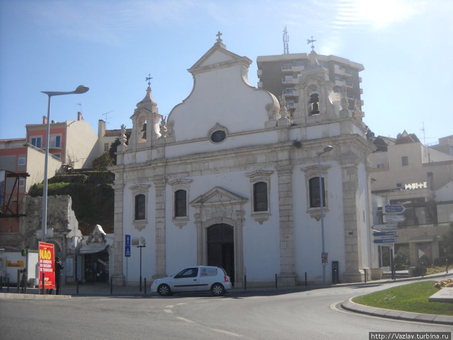 Парадный вид здания Лейрия, Португалия