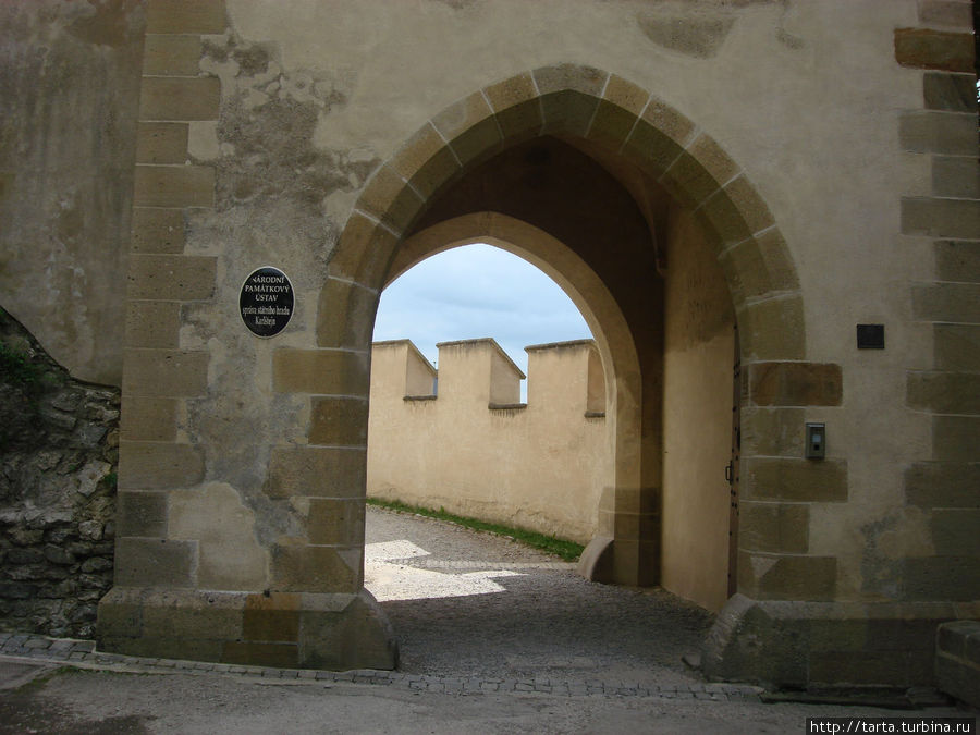 Входим в ворота крепости Карлштейн, Чехия