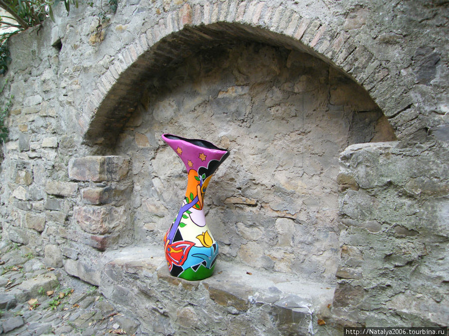 Романтическая разрушенная деревушка - приют художников Буссана-Веккья, Италия
