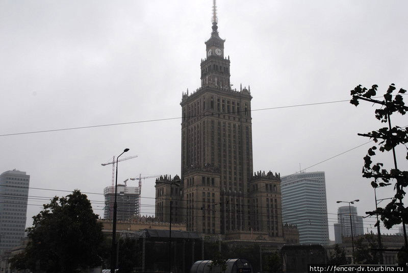 Шпиль дворца культуры теряется в облаках Варшава, Польша