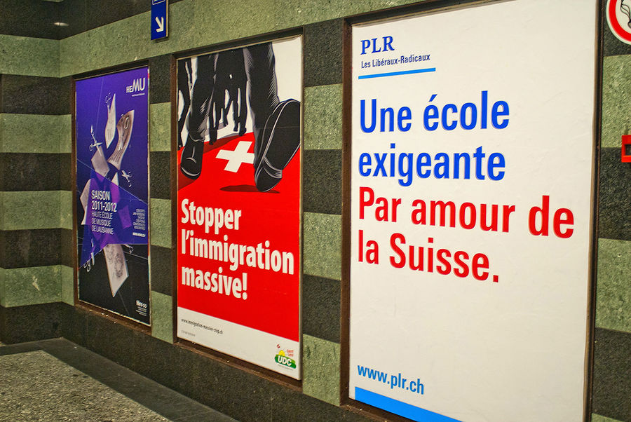 А работать сюда приезжают многие, чему рады далеко не все местные. Так выглядят далеко не самые радикальные предвыборные плакаты швейцарской народной партии (SVP), которая, между прочим, является самой популярной уже очень долгое время. Швейцария — одна из стран, в которой гражданство получить сложнее всего. Несмотря на все усилия, примерно 20 % от всего населения Швейцарии — иностранцы. Лозанна, Швейцария