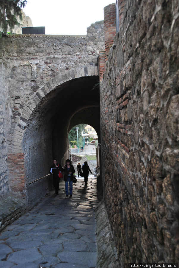 Улица морских ворот — главный вход в Помпеи. Улица названа так потому, что ворота были обращены к морю. Помпеи, Италия