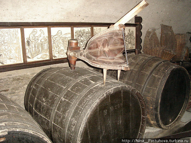 Осмотр начинается с подвала, где находится винный погреб с бочками. За ними на стене гравюры с изображением процесса виноделия. Браубах, Германия
