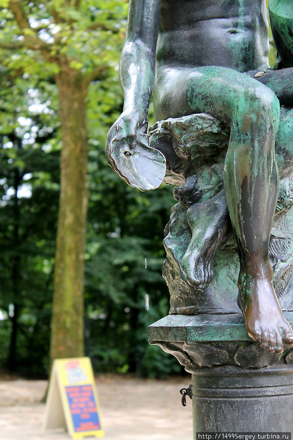 Брюссельский парк. Девочка с раковиной и её история Брюссель, Бельгия