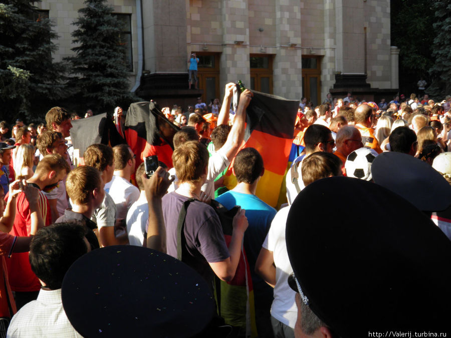 ЕВРО 2012. Рукопожатия в жизни и противостояние на поле Харьков, Украина