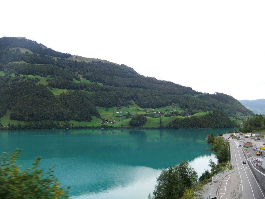 Озеро Тун. Необычный цвет воды объясняется повышенным содержанием кальция. Интерлакен, Швейцария
