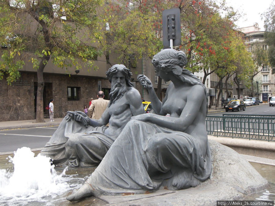 Многочисленные памятники украшают город. Сантьяго, Чили