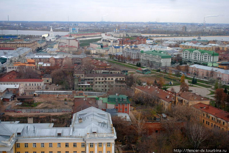 Вдалеке можно разглядеть Кремль и мечеть Кул-Шариф Казань, Россия