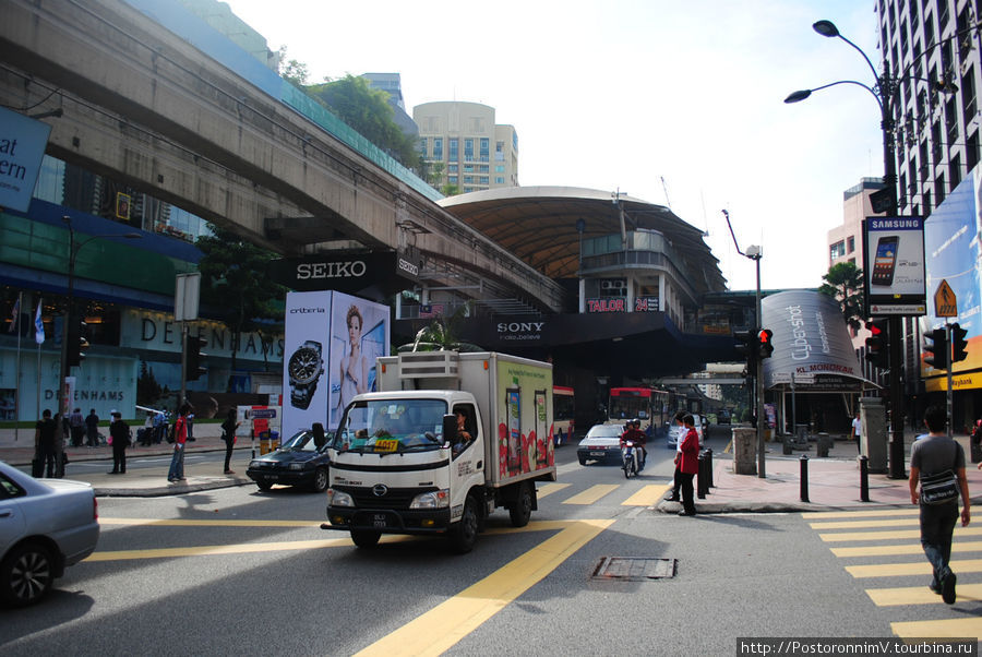 Улочки рядом с отелем и остановка монорельсового трамвайчика. Куала-Лумпур, Малайзия