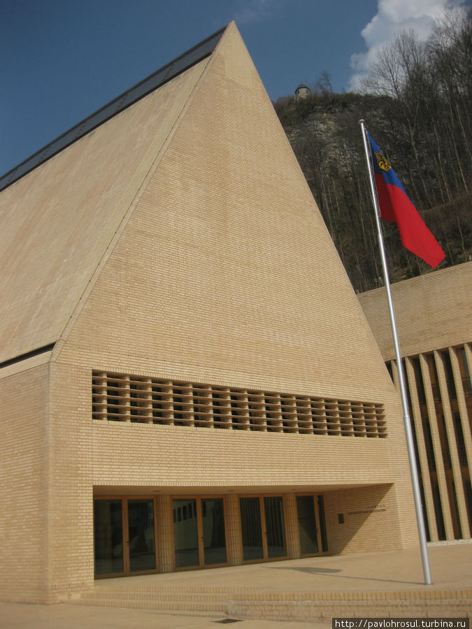 Парламент Княжества Лихтенштейн.Всего 25 депутатов сидит там. Вадуц, Лихтенштейн