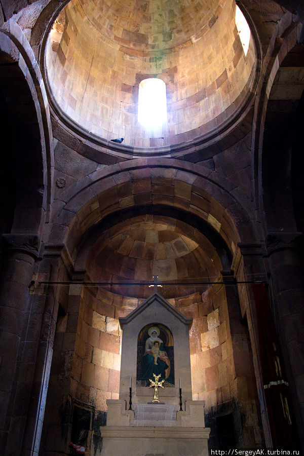 Внутреннее убранство церкви Сурб Карапет Нораванк Монастырь, Армения