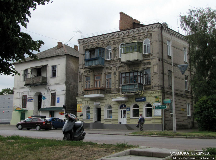 Два крепыша на ул. Садовой. Бердичев, Украина