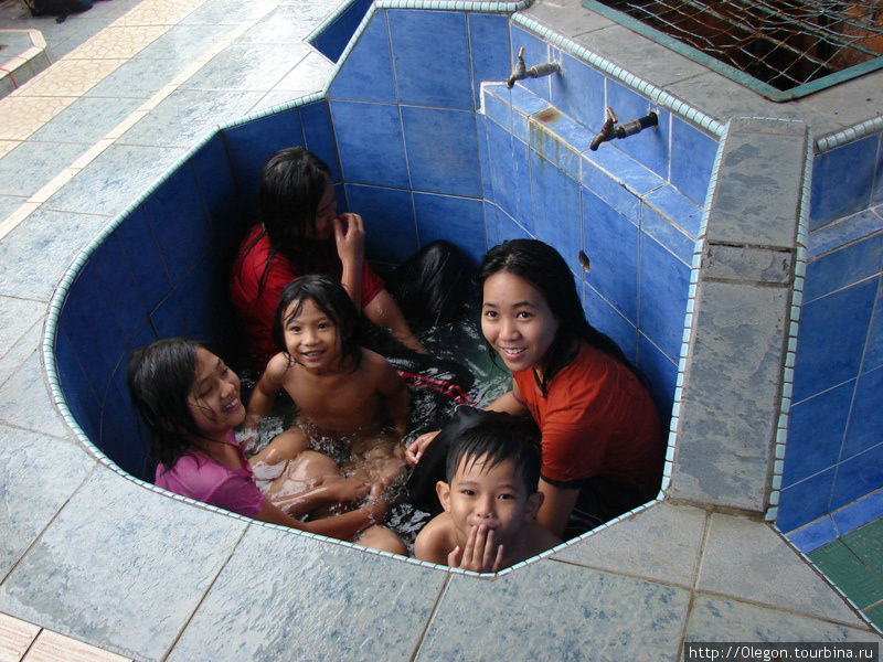 Ванны, в которые надо набирать горячую воду источников, разбавляя её с холодной, путём двух кранчиков Кота-Кинабалу, Малайзия
