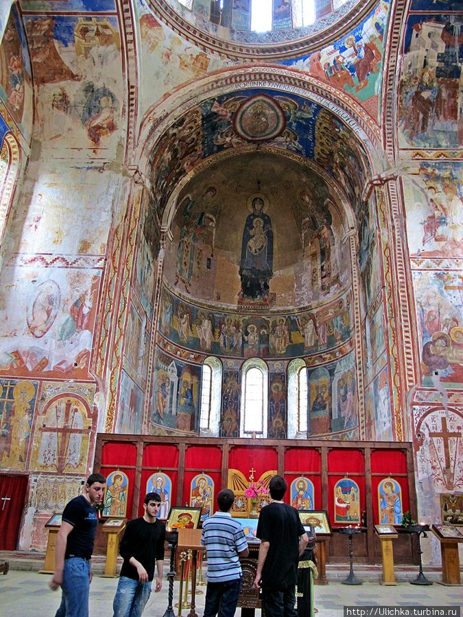 Гелатский монастырь сохранил великое множество настенных росписей которые датируются XII-XVIII веками. И поэтому самое чудесное в архитектуре Гелатского комплекса состоит в его фресках и мозаиках, которые возвращают ушедшие дни и напоминают нам о его создателях. Мотсамета, Грузия