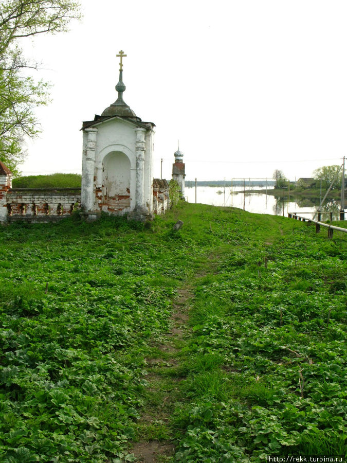 Церковь окружена оградой с угловыми часовнями. Стоит она на высоком левом берегу р.Увади. Большая вода Большие Всегодичи, Россия