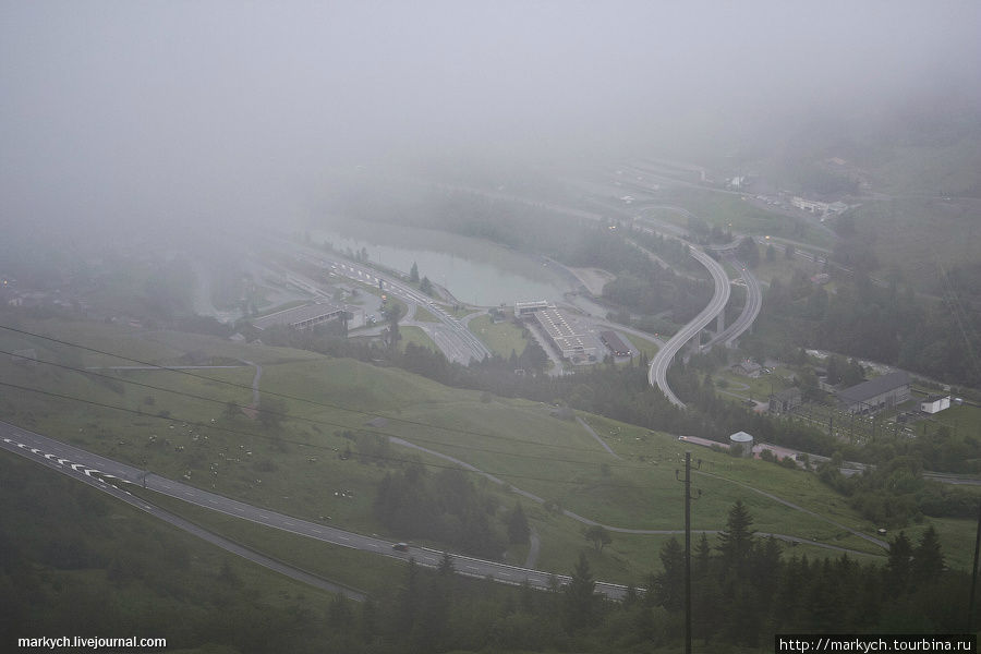 В настоящее время под Сен-Готардом строится еще один железнодорожный тоннель, который планируется завершить в 2018 году. Он станет самым длинным тоннелем в мире: проектная длина – 57 км, а вместе со служебными и пешеходными ходами она составит 153,4 км. Здесь пройдут железнодорожные пути, что позволит Швейцарии подключиться к европейской системе высокоскоростных железных дорог. Андерматт, Швейцария