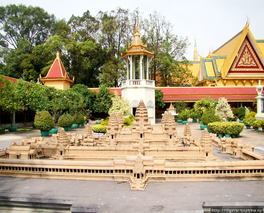 Здесь есть даже макет Ангор-Вата, королевской резиденции древних королей кхмеров. А позади макета — колокольня, колокол используется для сигнала открытия и закрытия храма и для начала церемоний