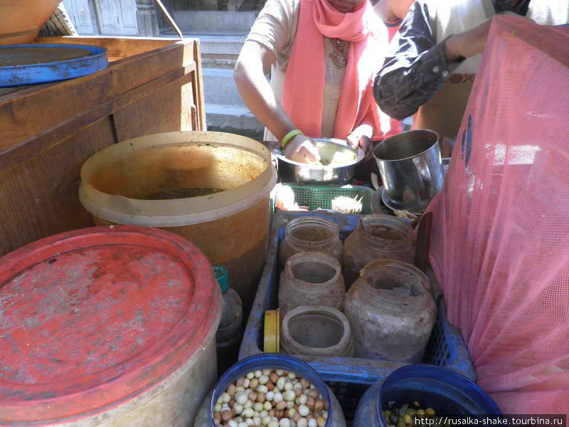Немытыми руками перемешиваются ингредиенты... Покхара, Непал